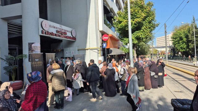 Mukaddes emanetleri görebilmek için metrelerce kuyruk oluşturdular
Günay Çiçek:
"Ben 2-3 saattir bekliyorum"