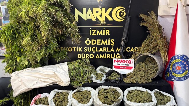 İzmir polisinden uyuşturucu baskınları: 7 kilo esrar ve binlerce hap ele geçirildi