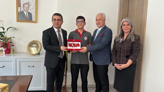 Yere düşen Türk bayrağını öpüp başına koyan liseli öğrenciye makamda kabul
