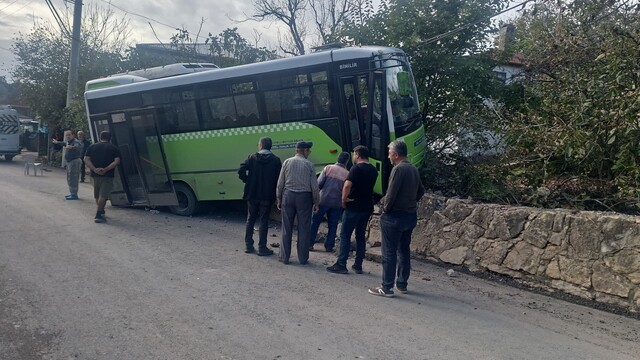 Kocaeli'de özel halk otobüsü duvara çarptı: 10 yaralı