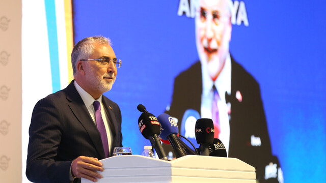 Çalışma ve Sosyal Güvenlik Bakanı Işıkhan, Büro Memur-Sen'in Antalya'daki toplantısında konuştu:
