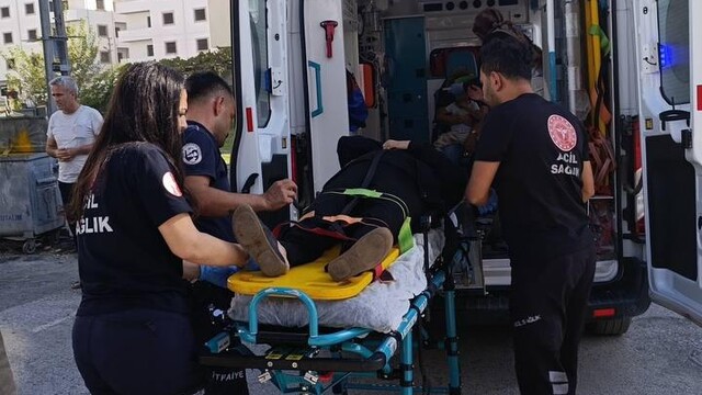 Hatay'da iki otomobilin çarpıştığı kazada 3 kişi yaralandı