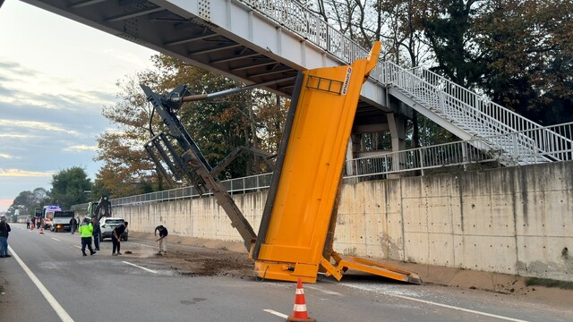 Sakarya'da kamyonun açık kalan damperi üst geçide takıldı