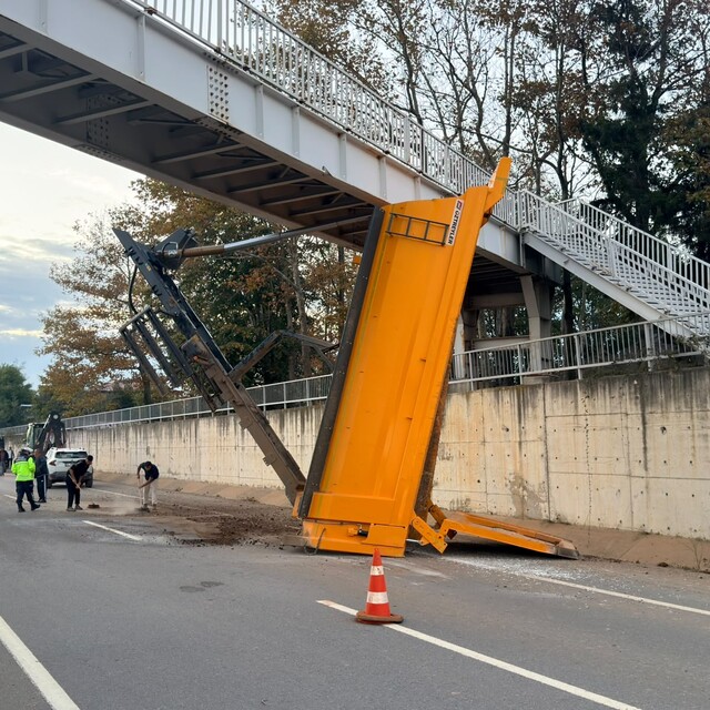 Sakarya'da kamyonun açık kalan damperi üst geçide takıldı