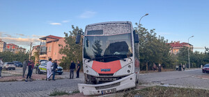 Uşak'ta yolcu midibüsü ile otomobilin çarpıştığı kazada 7 kişi yaralandı