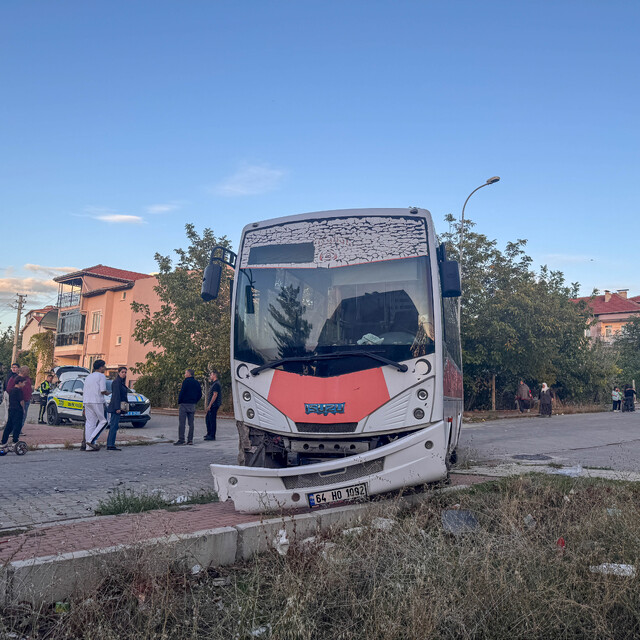 Uşak'ta yolcu midibüsü ile otomobilin çarpıştığı kazada 7 kişi yaralandı