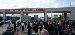 Hamzabeyli'de tır şoförleri sınır kapısının giriş ve çıkışını kapattı
