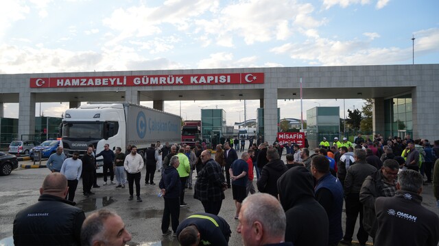 Hamzabeyli'de tır şoförleri sınır kapısının giriş ve çıkışını kapattı