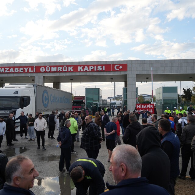 Hamzabeyli'de tır şoförleri sınır kapısının giriş ve çıkışını kapattı