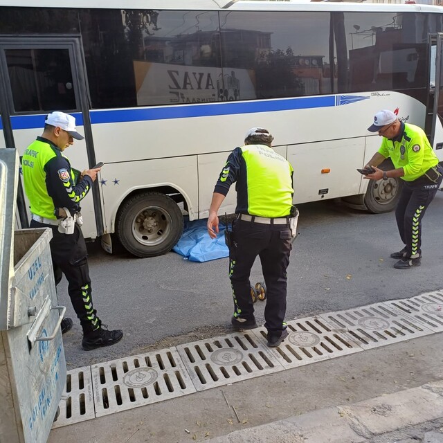 Manisa'da servis minibüsünün çarptığı bisikletli çocuk öldü