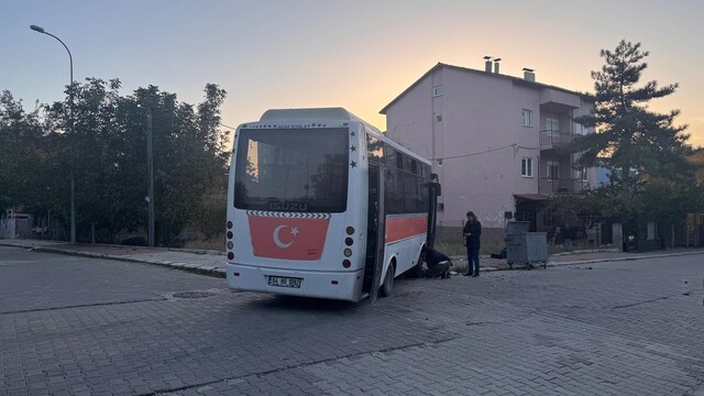 Uşak'ta midibüs ile otomobil çarpıştı: 4'ü çocuk 7 yaralı