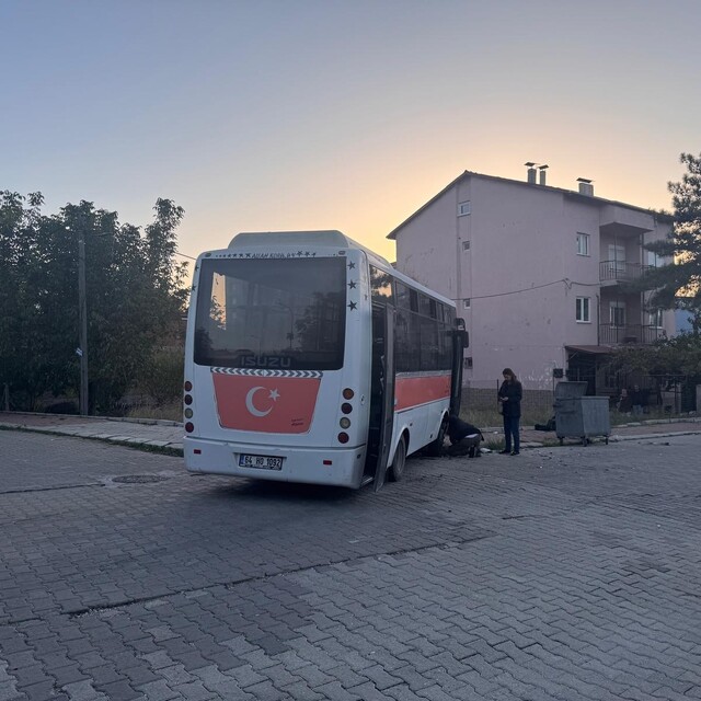 Uşak'ta midibüs ile otomobil çarpıştı: 4'ü çocuk 7 yaralı