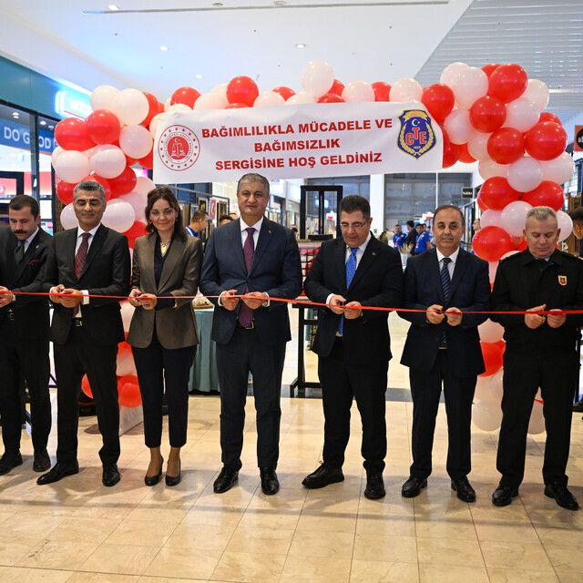 Adana'da "Bağımlılıkla Mücadele ve Bağımsızlık Sergisi" açıldı