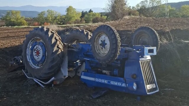 Kastamonu'da devrilen traktörün altında kalan sürücü yaralandı