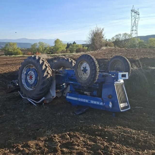 Kastamonu'da devrilen traktörün altında kalan sürücü yaralandı