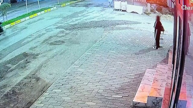 Vicdanları sızlatan anlar kamerada: Yemek yiyen kediye taşla vurdu