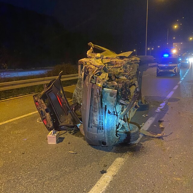 Sakarya'da devrilen hafif ticari aracın sürücüsü öldü