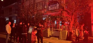 Mersin'de 3 katlı binanın zemini çöktü: 40 kişi tahliye edildi