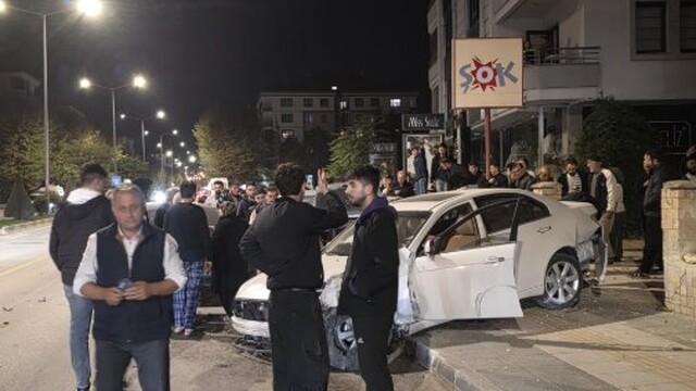 Çorum'da iki otomobil çarpıştı: 4 yaralı