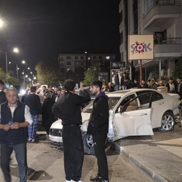 Çorum'da iki otomobil çarpıştı: 4 yaralı