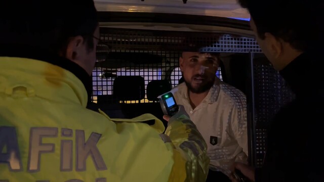 Bursa'da alkollü sürücü, polis uygulamasından kaçarken trafik lambasına çarptı
Alkollü sürücüden polise: "Arabayı babamdan habersiz çaldım"