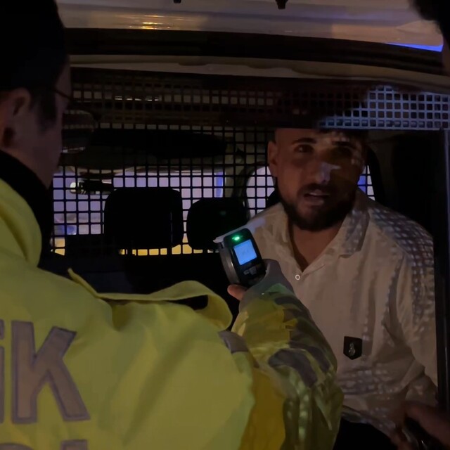 Bursa'da alkollü sürücü, polis uygulamasından kaçarken trafik lambasına çar...