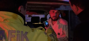 Bursa’da polisten kaçarken trafik lambasına çarpan alkollü sürücüye 420 bin lira ceza