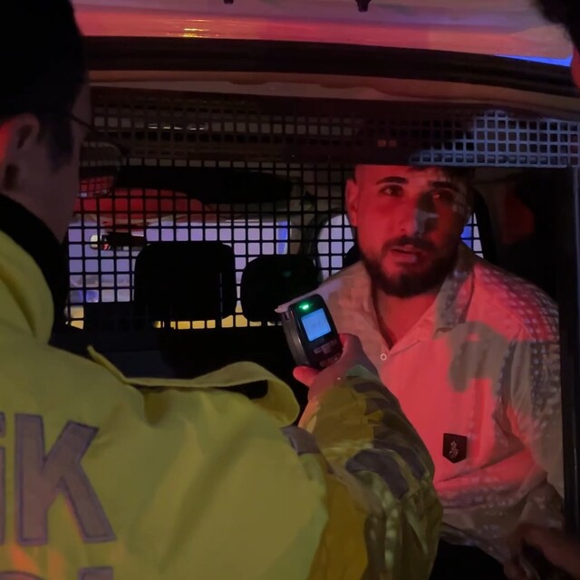 Bursa'da polisten kaçarken trafik lambasına çarpan alkollü sürücüye 420 bin...