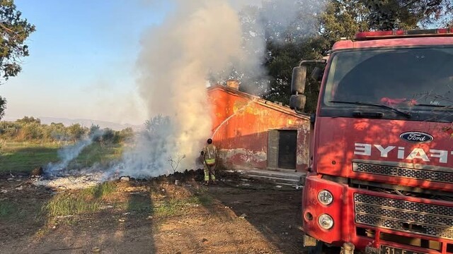 Kırıkhan'da metruk binadan alevler yükseldi