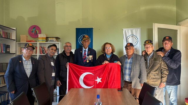 Ayvalıklı gazilerden Kent Konseyi Başkanı Füsun Atay'a anlamlı jest
Türkiye Muharip Gaziler Derneği Ayvalık Temsilcisi Mehmet Kıranoğlu, Kent Konseyi Başkanı Füsun Atay'a Türk Bayrağı hediye etti