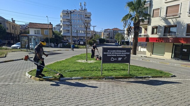 Balıkesir Büyükşehir Belediyesi'nden Ayvalık'ta refüj ve kavşaklarda temizlik