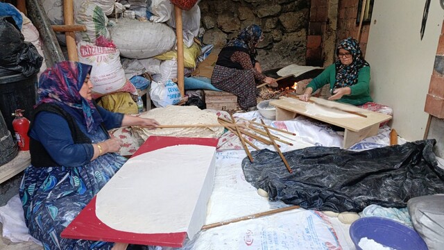 Bakkal ekmeği yerine yufka ekmek tüketiyorlar
İmece usulüyle yapılıyor, bozulmadan 1,5 yıl boyunca tüketiliyor