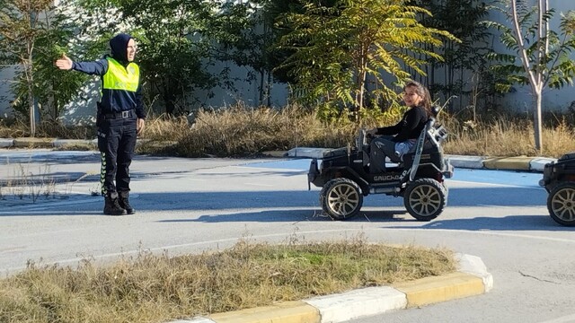 Bilecik'te 35 öğrenciye uygulamalı trafik eğitimi