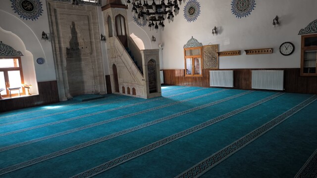 Sivas'ta hayır şartı kapsamında caminin halıları yenilendi