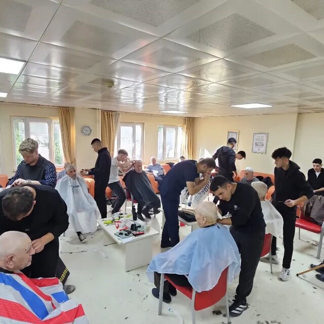 Kütahya'da kuaförlük öğrencilerinden huzurevi sakinlerine anlamlı ziyaret