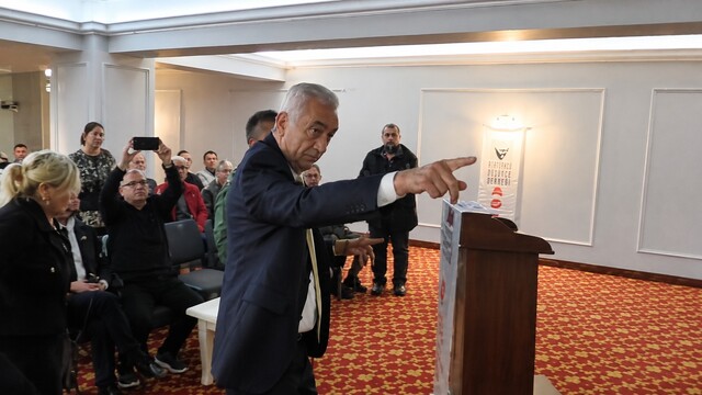 Süheyl Batum ile CHP'li ilçe başkanı arasında "mutlak butlan" tartışması
Bandırma'daki söyleşide "mutlak butlan" gerilimi: CHP'li başkan salonu terk etti
Süheyl Batum'un konuşması sırasında tartışma çıktı, CHP'li ilçe başkanı salonu terk etti