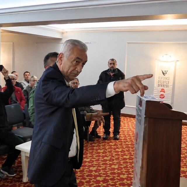 Süheyl Batum ile CHP'li ilçe başkanı arasında "mutlak butlan" tartışması
Ba...