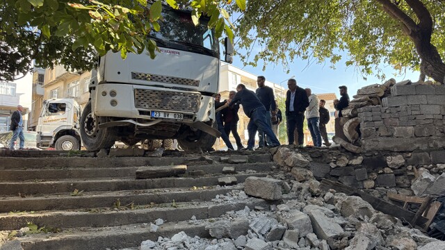 Diyarbakır'da faciadan dönüldü: Freni boşalan kamyon mahalleye girdi