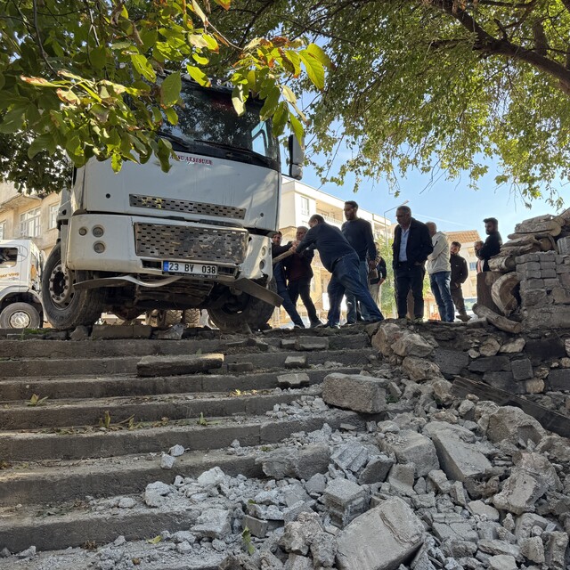 Diyarbakır'da faciadan dönüldü: Freni boşalan kamyon mahalleye girdi