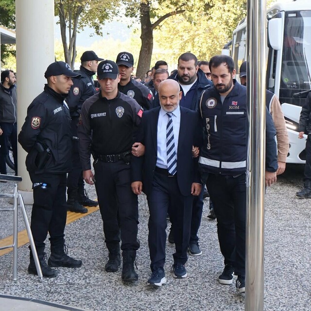 Milas Belediyesi'ne operasyonda Başkan Topuz ve oğlu da dahil 20 şüpheli ad...
