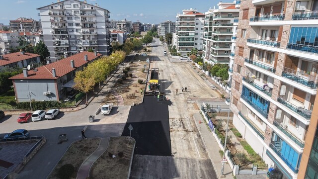 Ataşehir ve Harmandalı'da yollar asfaltlanıyor