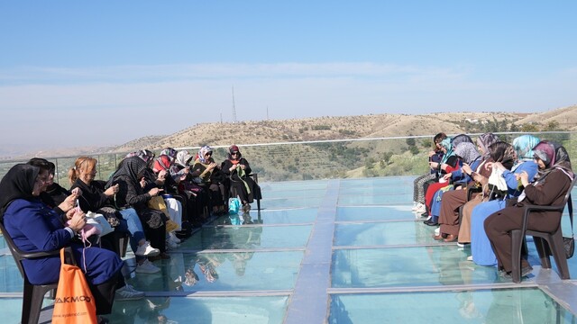 Harput Cam Seyir Terası'nda manzara eşliğinde örgü keyfi