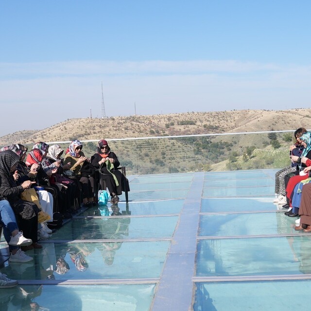 Harput Cam Seyir Terası'nda manzara eşliğinde örgü keyfi