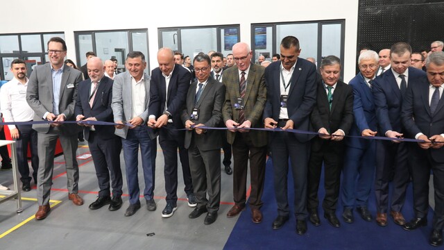 Neapco Türkiye Eskişehir tesisini hizmete açtı
Neapco'dan Eskişehir'e 35 milyon Euroluk yatırım, yıllık montaj kapasitesi 1,5 milyona ulaştı
35 milyon Euro yatırımla kurulan Neapco Eskişehir tesisi açıldı: 120 kişiye istihdam sağlanıyor
2 milyar dolarlık küresel dev Neapco'dan Eskişehir OSB'ye 35 milyon Euroluk fabrika yatırımı