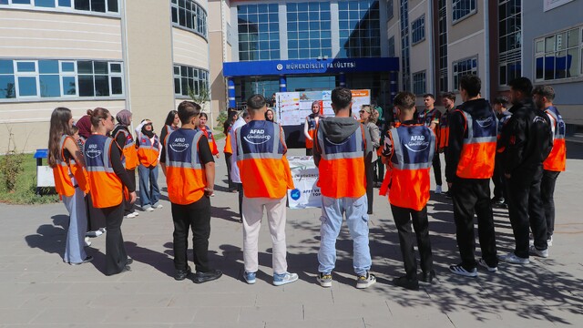 Depremde 11 yakınını kaybeden akademisyen, öğrencileri afetlere hazırlıyor