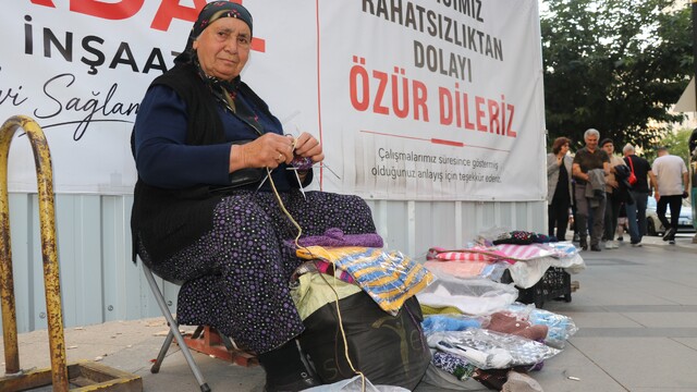 Boyu uzun diye okula gönderilmedi, 66 yıldır el işi yaparak geçimini sağlıyor