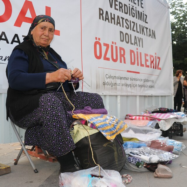 Boyu uzun diye okula gönderilmedi, 66 yıldır el işi yaparak geçimini sağlıy...