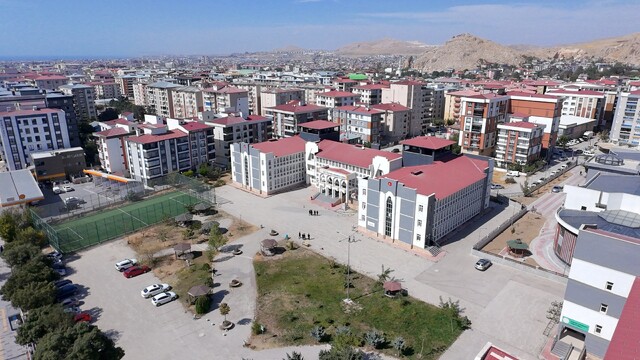 ASIRLIK MEKTEPLER - Van'ın ilk lisesi, depremlerin ardından yeni binasında eğitim hayatını sürdürüyor