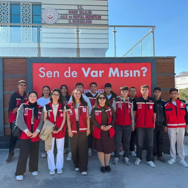Niğde'de 'İyilik Var' balonları çocuklara moral oldu