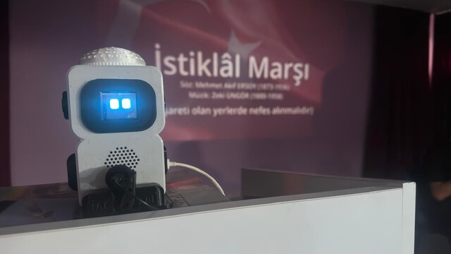 Takkesi ve parlayan gözleri ile çocukların arkadaşı robot 'Hacı Abi'
Saraylar Anadolu İmam Hatip Ortaokulu'nda yapay zeka temelli olarak üretilen robot 'Hacı Abi' çocukların en iyi arkadaşı oldu
